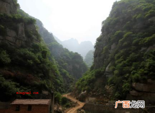 简略回应崇山峻岭:一般用于描述山峰又高又大而险峻,源自晋王羲 崇山峻岭是什么意思