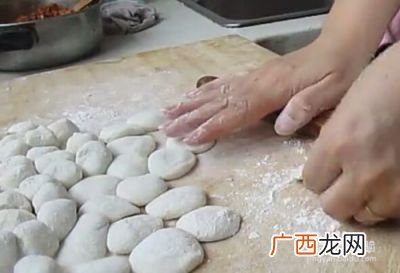怎样擀饺子皮,两头尖擀面杖擀饺子皮教程？