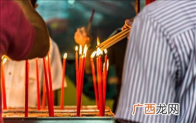 催供香应该怎样处理,今天大年初一，在家上香时，3只香就点着中间1根，怎么回事？
