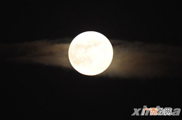 十五的月亮十六圆是什么意思,15的月亮16圆是什么意思月亮又是怎么一点点边缘的？