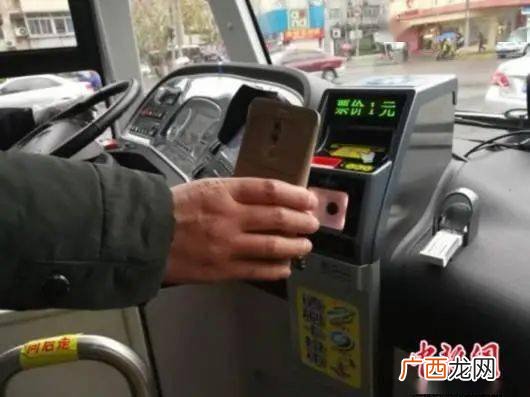 上海公交如何扫码乘车,上海公交二维码怎么刷两个人？