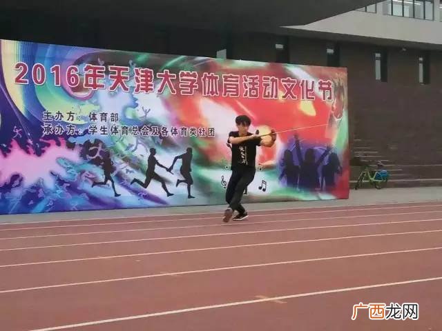 回首往昔展望未来的含义,往昔何惜什么意思？