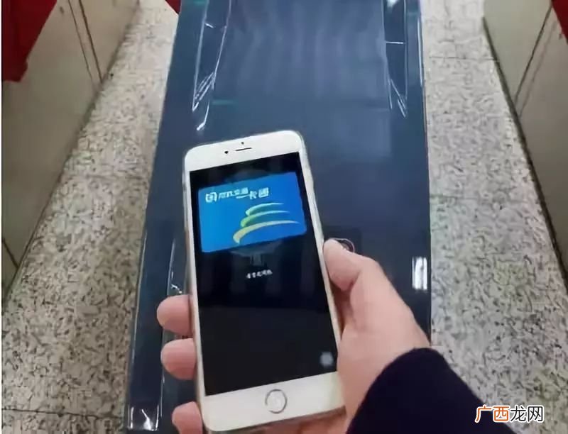 手机最近很卡是怎么回事,手机的声音出现断断续续的情况，请问是哪里出了问题？