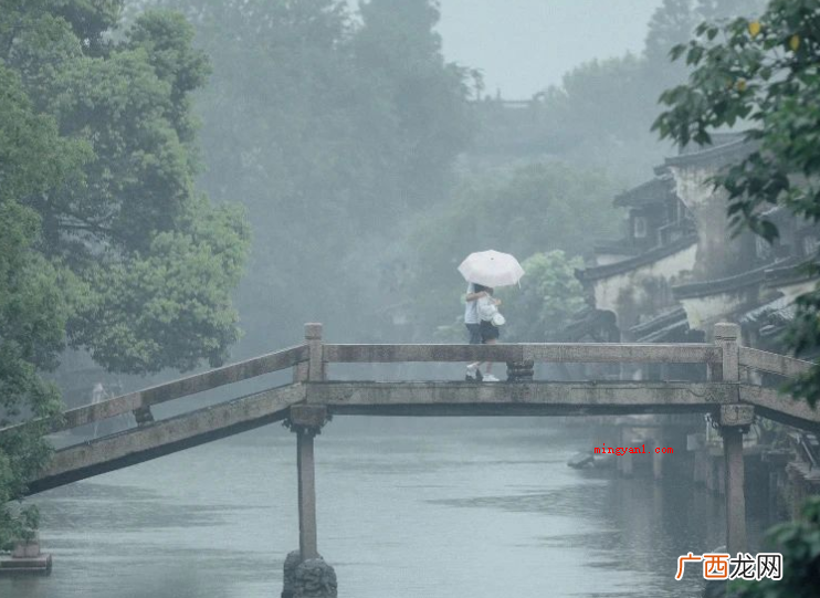 古诗词:如烟细雨意思是雨很细,像轻烟一般。 如烟细雨是什么意思？