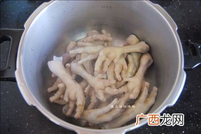 鸡爪煮几分钟开始脱骨,鸡爪煮多长时间？