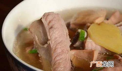 墨鱼干和什么煲汤好,墨鱼纯鸡汤可以放鲜磨姑吗？