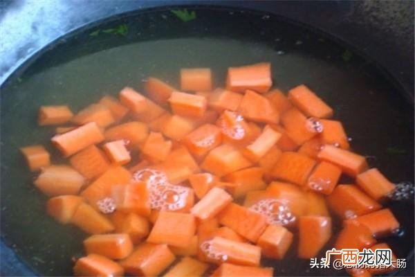 黄瓜炒鸡丁的做法,鸡肉炒胡萝卜黄瓜丁做法？