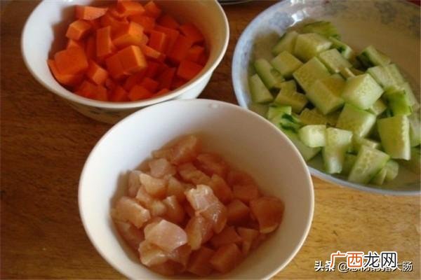 黄瓜炒鸡丁的做法,鸡肉炒胡萝卜黄瓜丁做法？