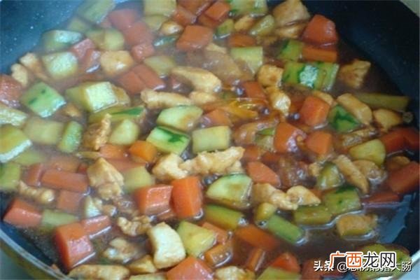 黄瓜炒鸡丁的做法,鸡肉炒胡萝卜黄瓜丁做法？