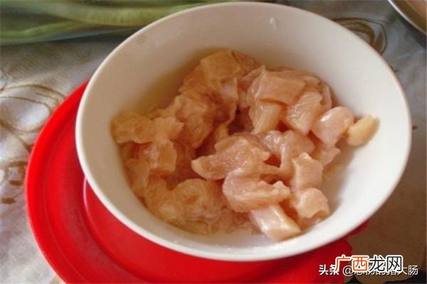 黄瓜炒鸡丁的做法,鸡肉炒胡萝卜黄瓜丁做法？