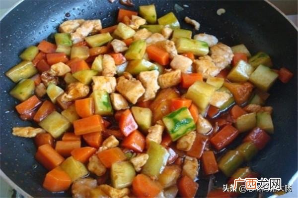 黄瓜炒鸡丁的做法,鸡肉炒胡萝卜黄瓜丁做法？