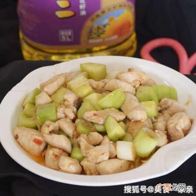 黄瓜炒鸡丁的做法,鸡肉炒胡萝卜黄瓜丁做法？