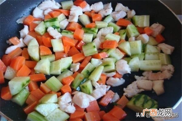 黄瓜炒鸡丁的做法,鸡肉炒胡萝卜黄瓜丁做法？