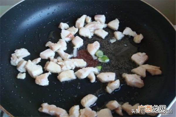 黄瓜炒鸡丁的做法,鸡肉炒胡萝卜黄瓜丁做法？
