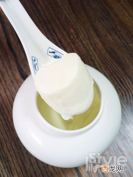 如何自制酸奶,用酸奶做酸奶制作方法？