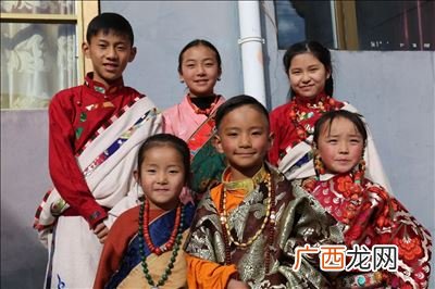 藏袍是哪个民族的特色,藏族的男女服装有什么特点？