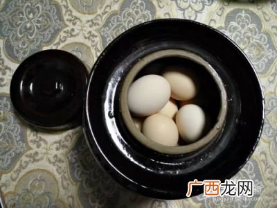 家庭腌咸鸡蛋的土方法,如何腌咸鸡蛋，既不太咸又能腌出油来？