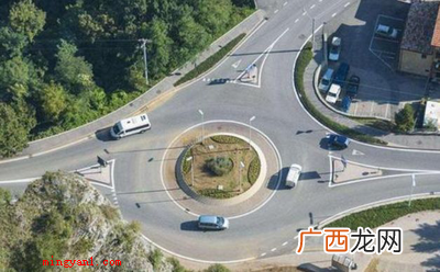 世界上第一辆汽车是意大利人卡尔 世界上是先有红绿灯还是先有汽车？