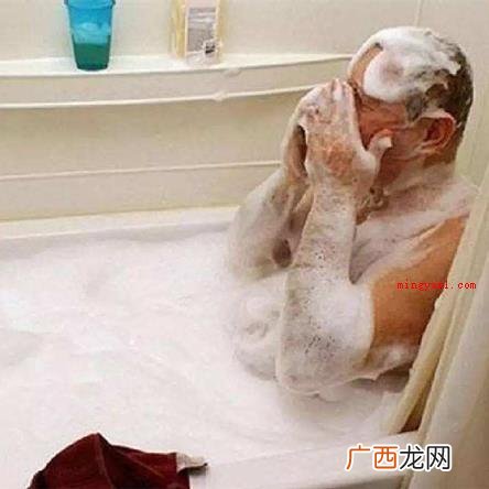 冬天洗澡不适合太经常,非常容易引起皮肤病 冬季频繁洗澡会引起什么后果？
