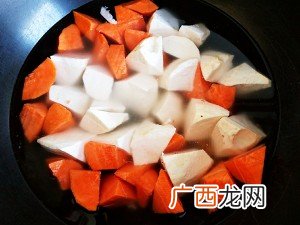 胡萝卜炒之前要焯水吗,胡萝卜如何去水？