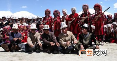 玛纳斯是哪个民族的,玛纳斯史诗是谁写的？