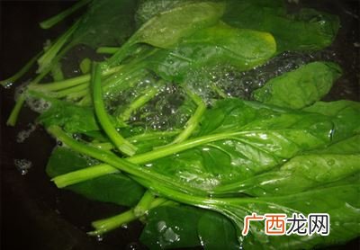 菠菜必须焯水才能吃吗,吃菠菜焯水和不焯水有什么区别？