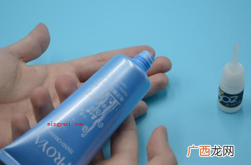 手被502胶水粘住处理的小窍门 手被502胶水粘住了怎么办