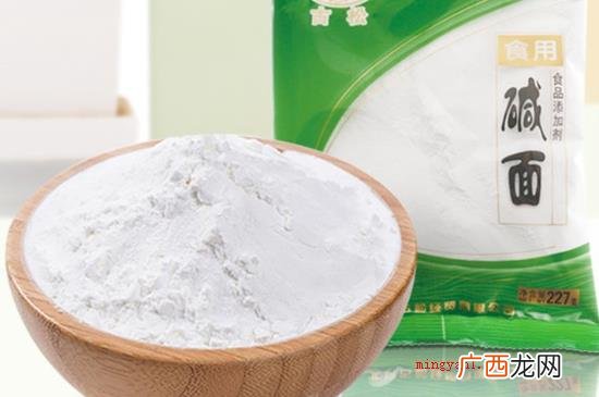 碱面是一种食用纯碱,通常被别名为小苏打,主要成分是碳酸钾 碱面是什么东西