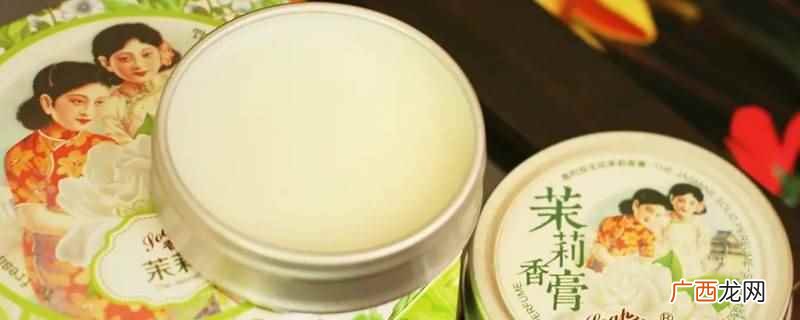 香膏可以当身体乳用,因为香膏特别润滑,涂抹可以让肌肤滋润,防 香膏可以当身体乳用吗