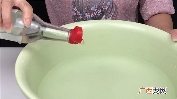 裤子上的尿渍怎么清洗,狗狗尿子尿渍怎么洗掉裤子上被狗狗的尿渍印了一大片?