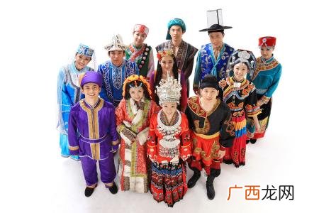 苗族穿什么衣服,文山苗族服饰特点？