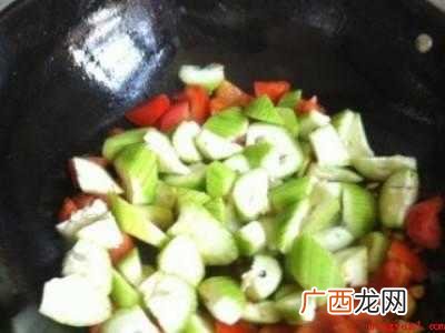 丝瓜炒西红柿做法详细操作 炒菜有哪些