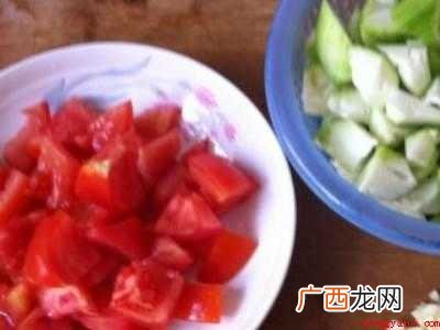丝瓜炒西红柿做法详细操作 炒菜有哪些
