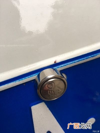 车牌螺丝拆卸步骤是什么,汽车车牌螺丝怎么拆卸？
