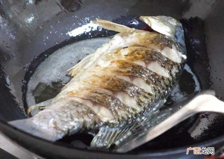 煎鱼怎么不粘锅 鱼皮不会粘锅 煎鱼怎么不粘锅