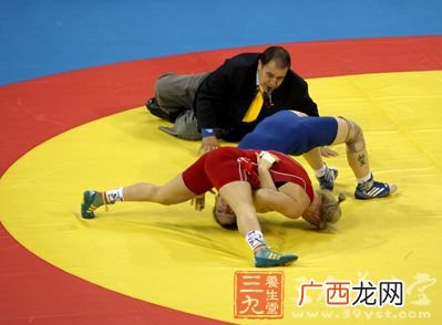 摔跤有什么技巧,摔跤的姿势?
