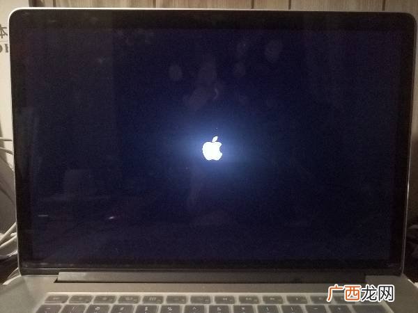 mac开机后一直黑屏,macbook屏幕黑屏是什么原因？