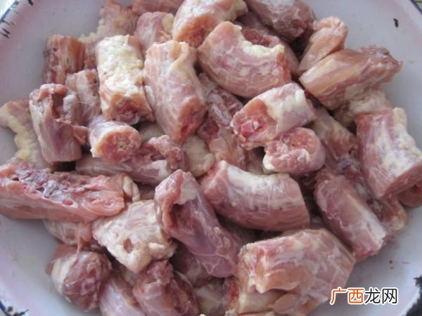 鸡脖子怎么做好吃,酱鸡脖子鸡肝家常做法？