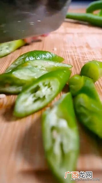 尖椒炒牛肉怎么做,辣椒炒牛肉怎么做？