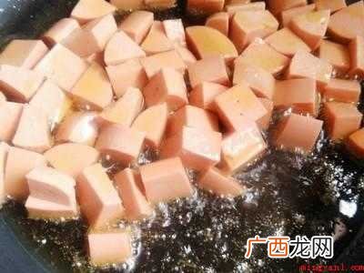 豌豆炒火腿肠的具体操作步骤 怎么吃火腿肠