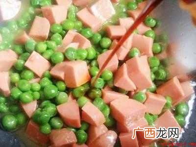 豌豆炒火腿肠的具体操作步骤 怎么吃火腿肠