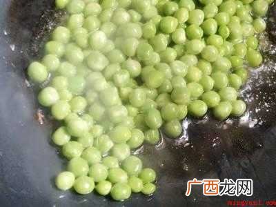 豌豆炒火腿肠的具体操作步骤 怎么吃火腿肠