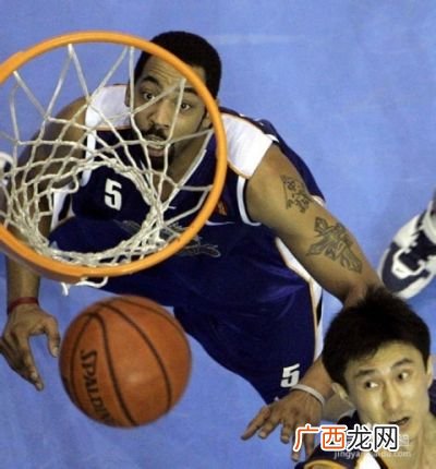 篮球抢篮板是什么位置,前场篮板和后场篮板区别？