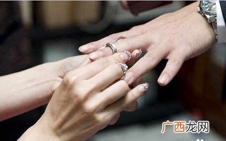 男生左手无名指戴戒指什么意思,男生右手无名指上戴戒指代表什么？