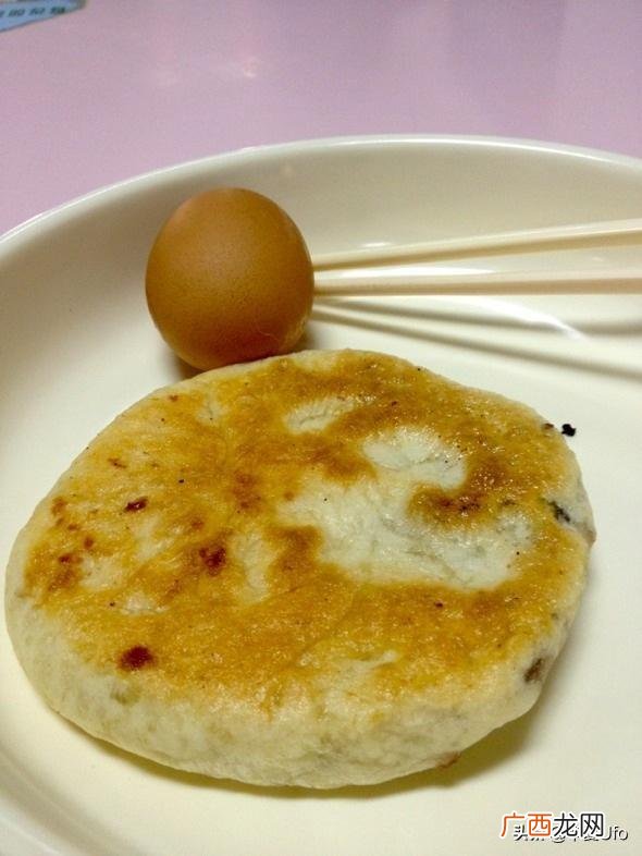 一个煎蛋热量多少,一个鸡蛋和一个烧饼的热量各是多少？