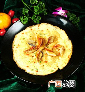 一个煎蛋热量多少,一个鸡蛋和一个烧饼的热量各是多少？