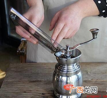 咖啡豆的香味会伴随着流水渐渐地释放出去 美式咖啡做法