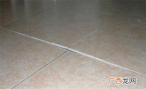 地砖空鼓是什么原因,地砖敲着空实际不空是什么原因？