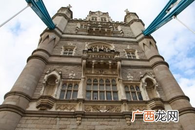 圣母百花大教堂建筑有什么特点,意大利标志建筑？