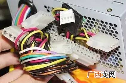 电脑漏电原因及解决办法,电脑的显示器屏幕和主机外壳的漏电现象是什么原因导致的，如何处理？